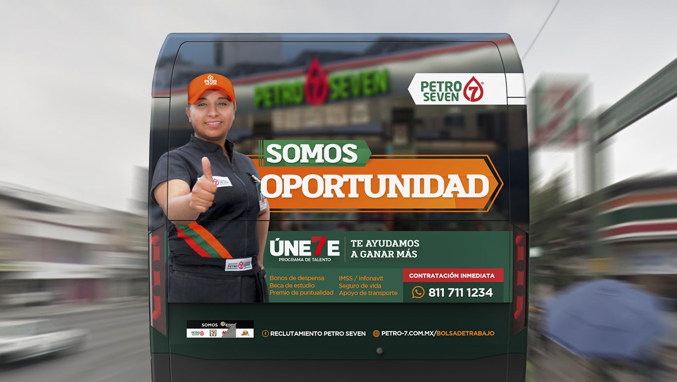 Anuncio de reclutamiento Somos oportunidad en la parte trasera de un autobús