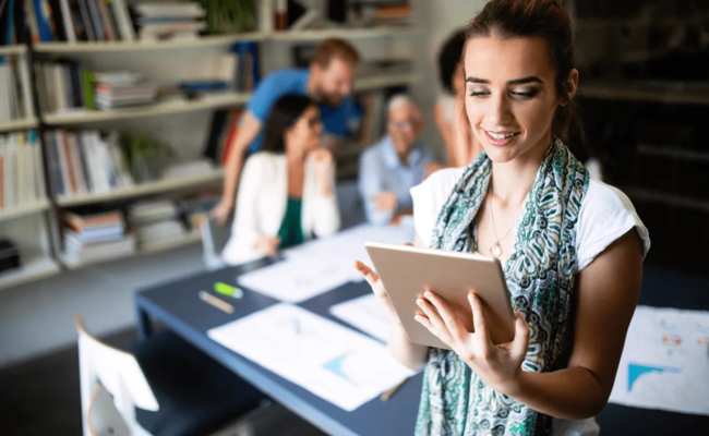 ¿Qué hace una agencia full service y cuándo conviene contratarla?
